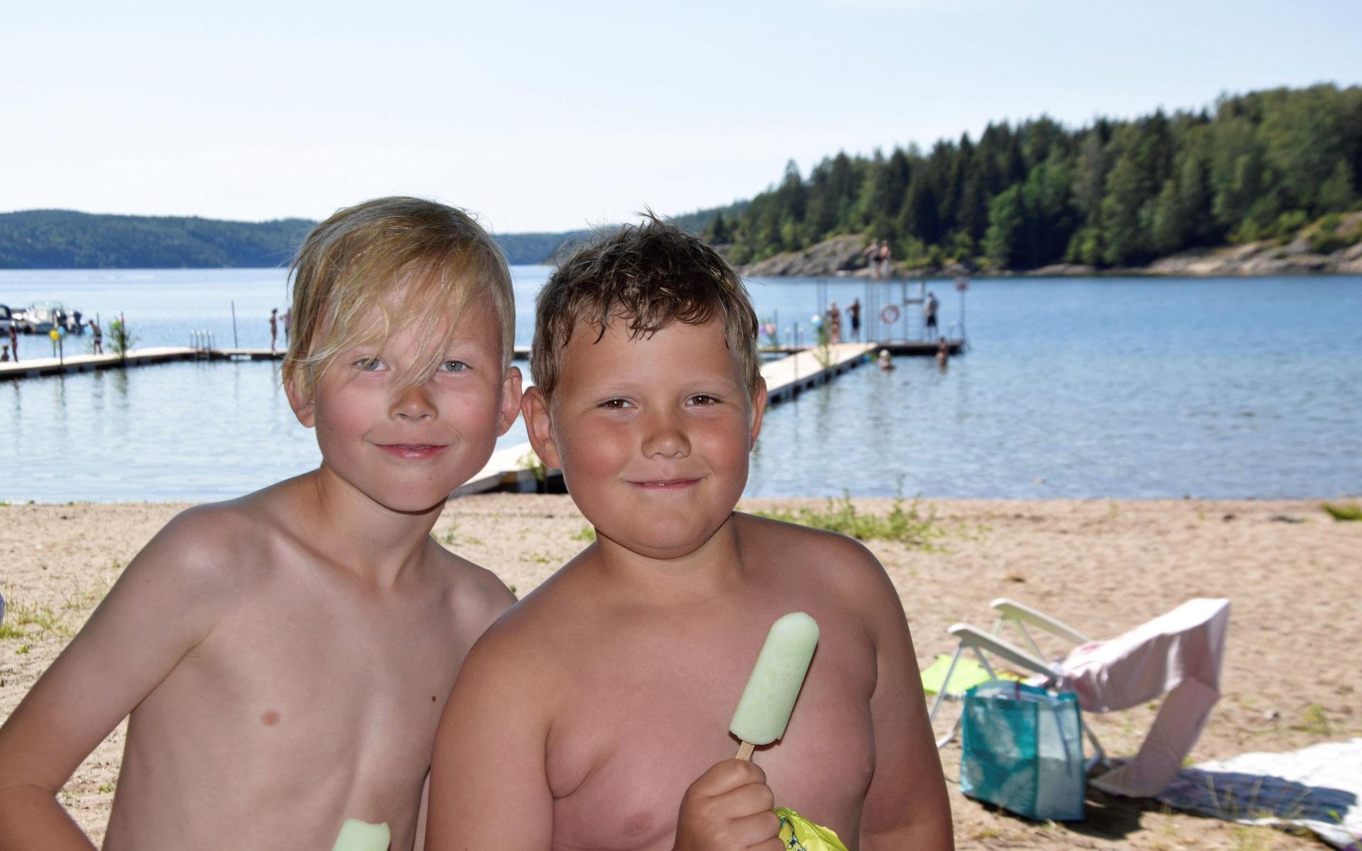 För Joakim, 10 år, och Jacob, 8 år, har det absolut bästa varit att få bada ute på det djupa.
