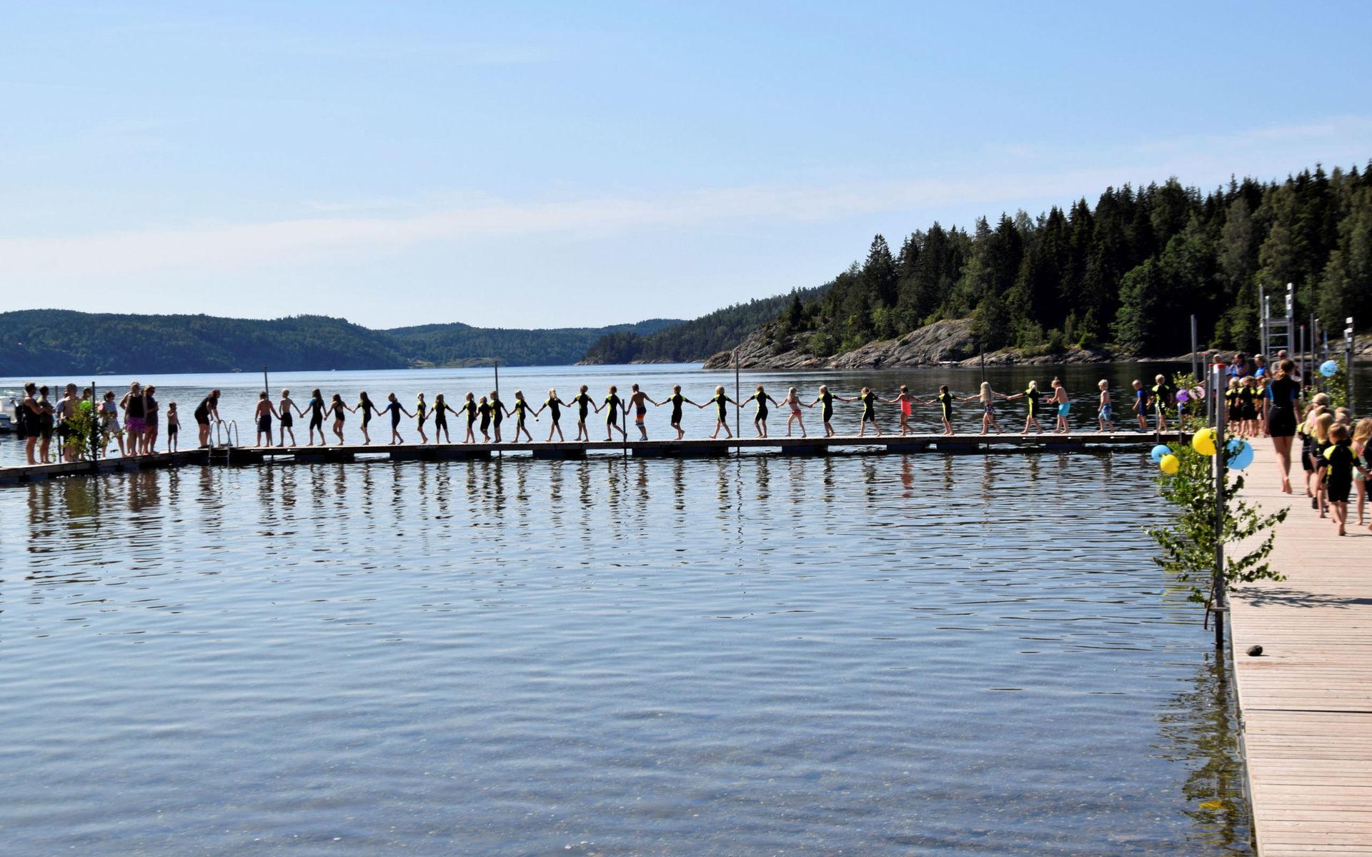 Alla simskolans barn tar sig ut på bryggan för att kolla på Svenska Livräddningssällskapets uppvisning.