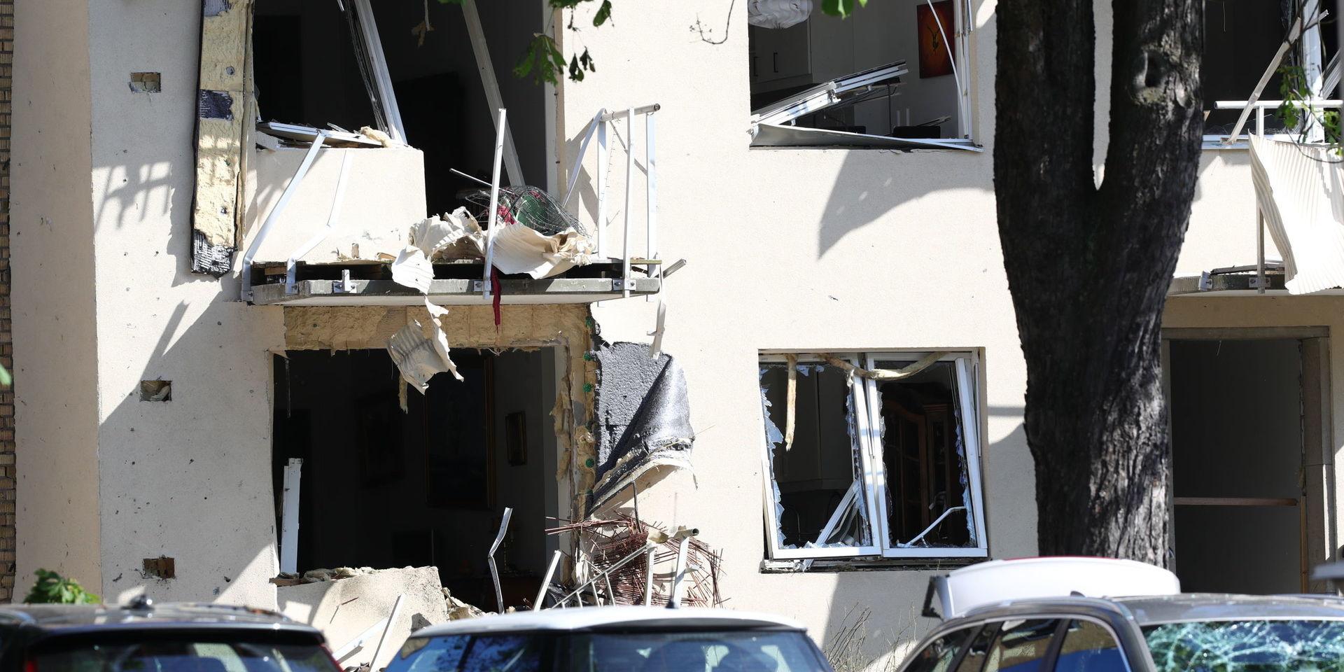 Ett 20-tal personer skadades lindrigt vid en kraftig explosion i Linköping den 7 juni. Ett hundratal lägenheter fick skador på fönster och balkonger.