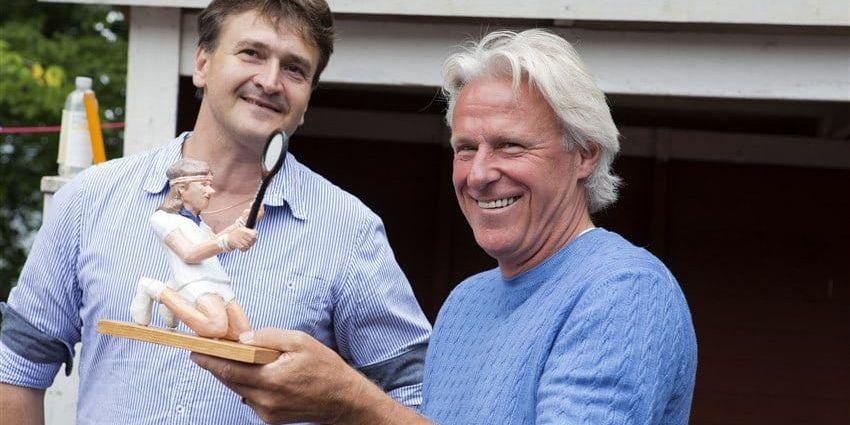 
     Ahlbin Gustafsson har varit sparringpartner till självaste Björn Borg. Den femfaldige Wimbledon-vinnaren har också varit prisutdelare tre år i rad i Fiskebäckskils TK:s tävling som bär hans namn. Bild: Privat 
   