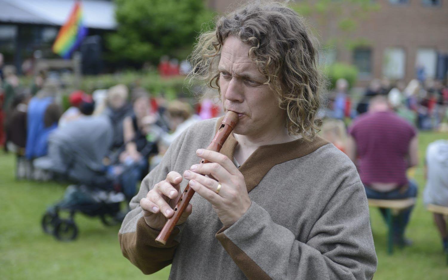 Henri Rundin från gruppen Bockfot låter flöjten sprida skön medeltida stämning i parken.