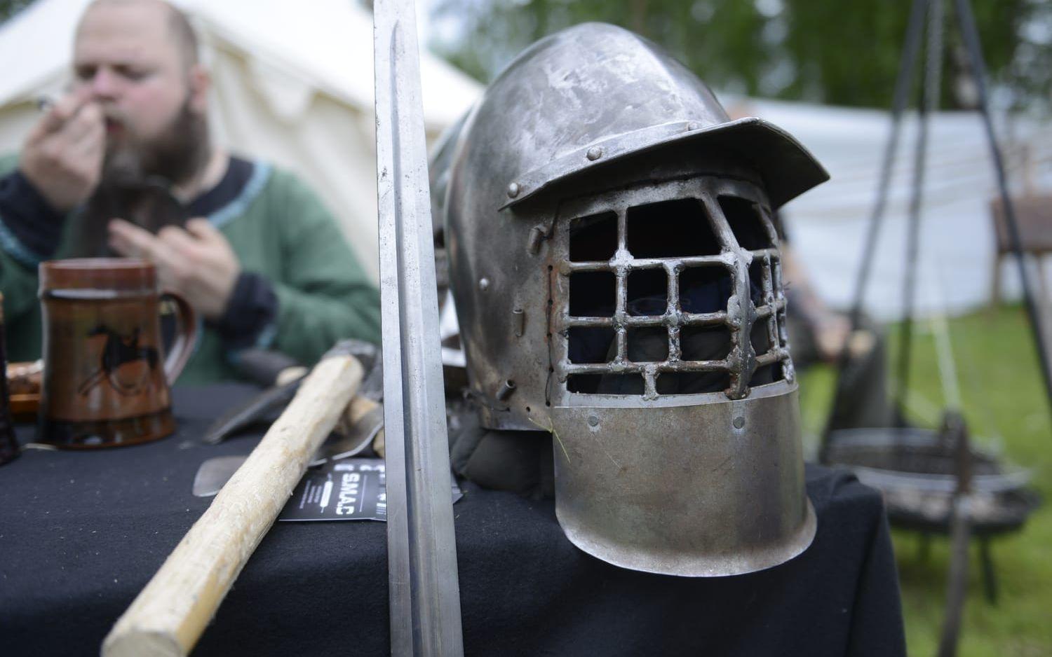 S.M.A.C, Swedish Medieval Armored Combat är ett gäng från Alingsås som tävlar och gör uppvisning i denna fightingform som det också går att tävla i.