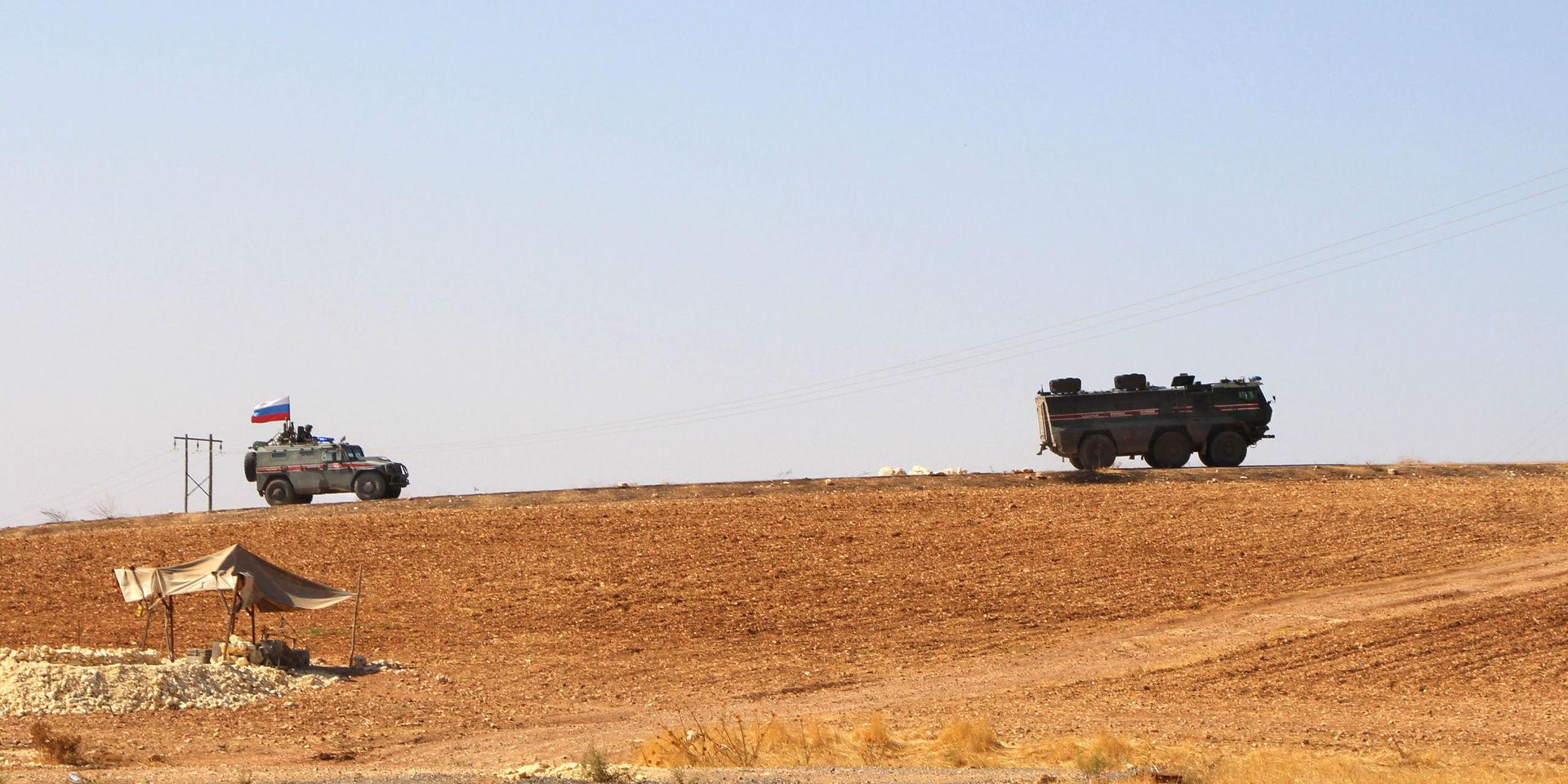 Rysk militär patrullerar vid gränsen nära Kobane i norra Syrien. 