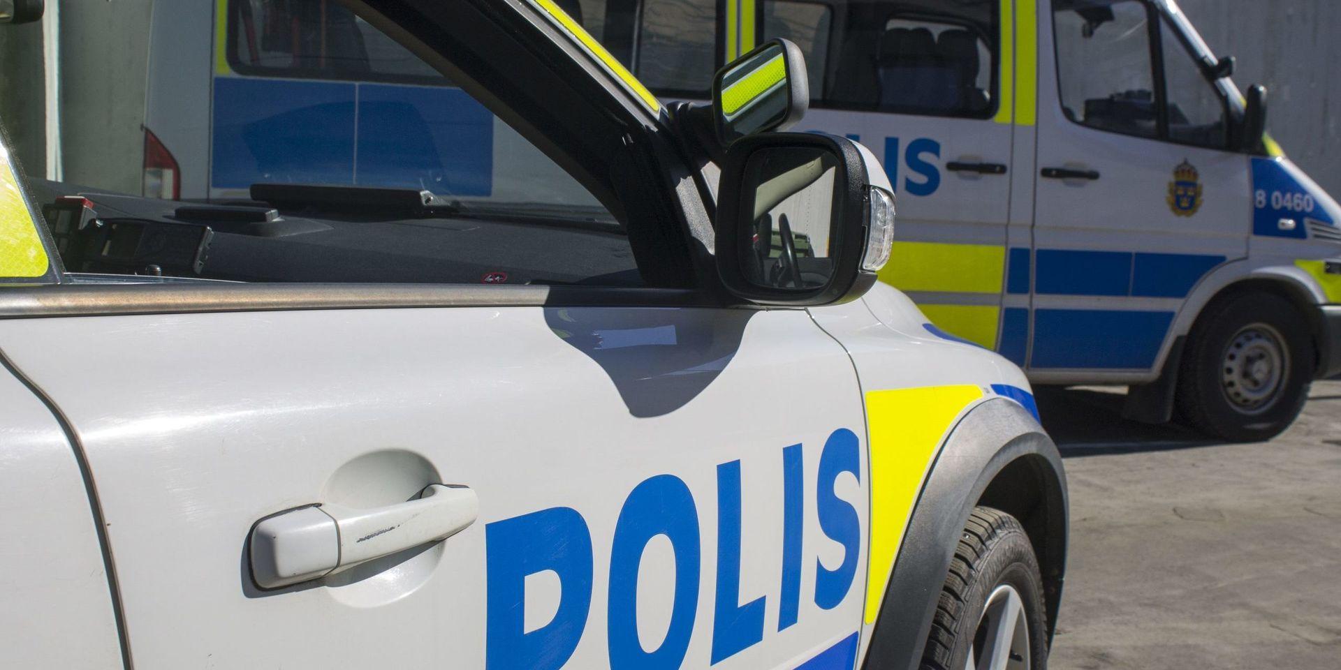 En man åtalas för att ha stulit en bil i Lysekil medan en kvinna fortfarande satt i bilen. Arkivbild.