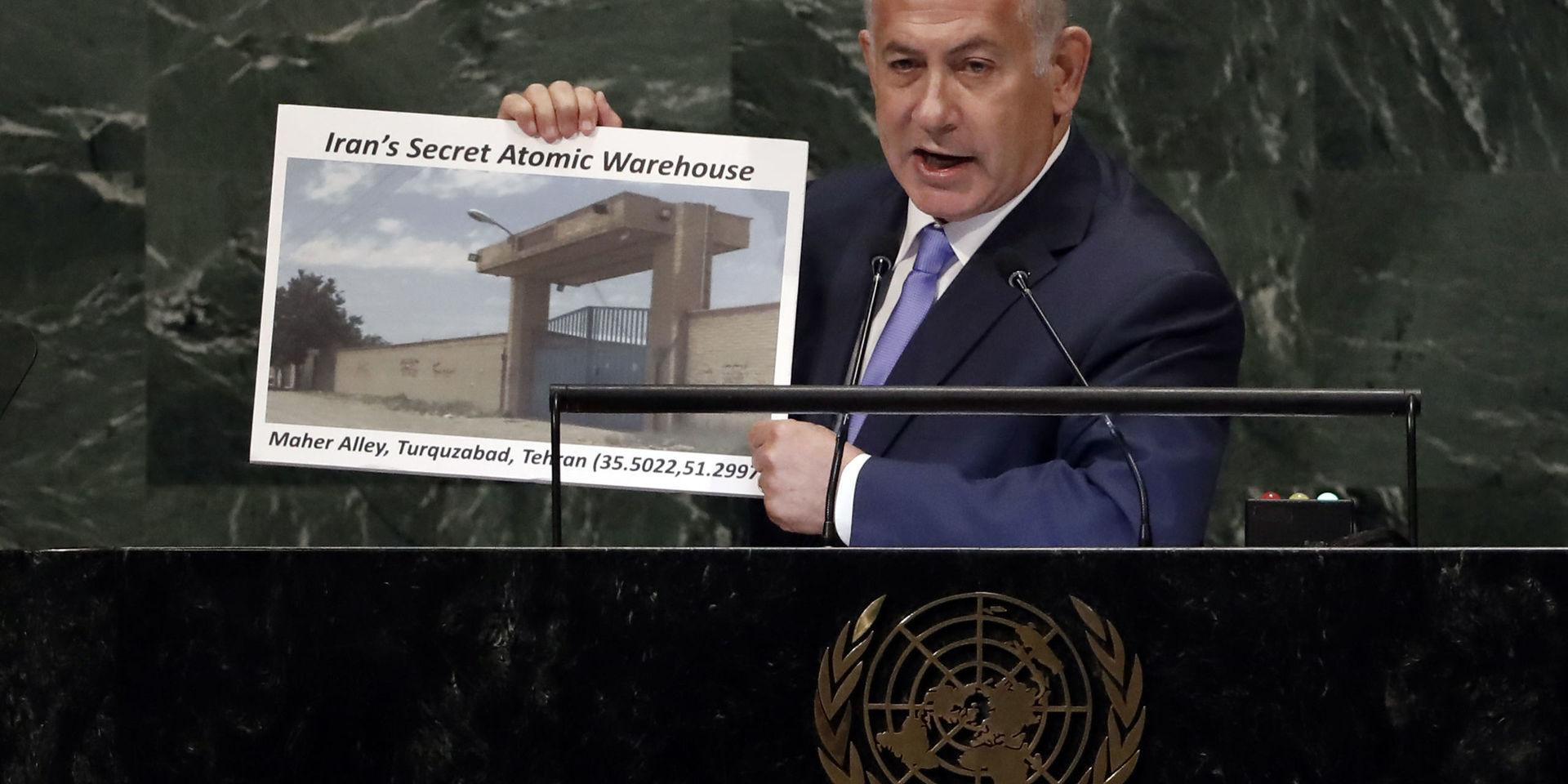 Israels premiärminister Benjamin Netanyahu i talarstolen i FN:s generalförsamling. Han visar en bild på ett påstått förvaringslager för kärnvapenmaterial i Iran. 