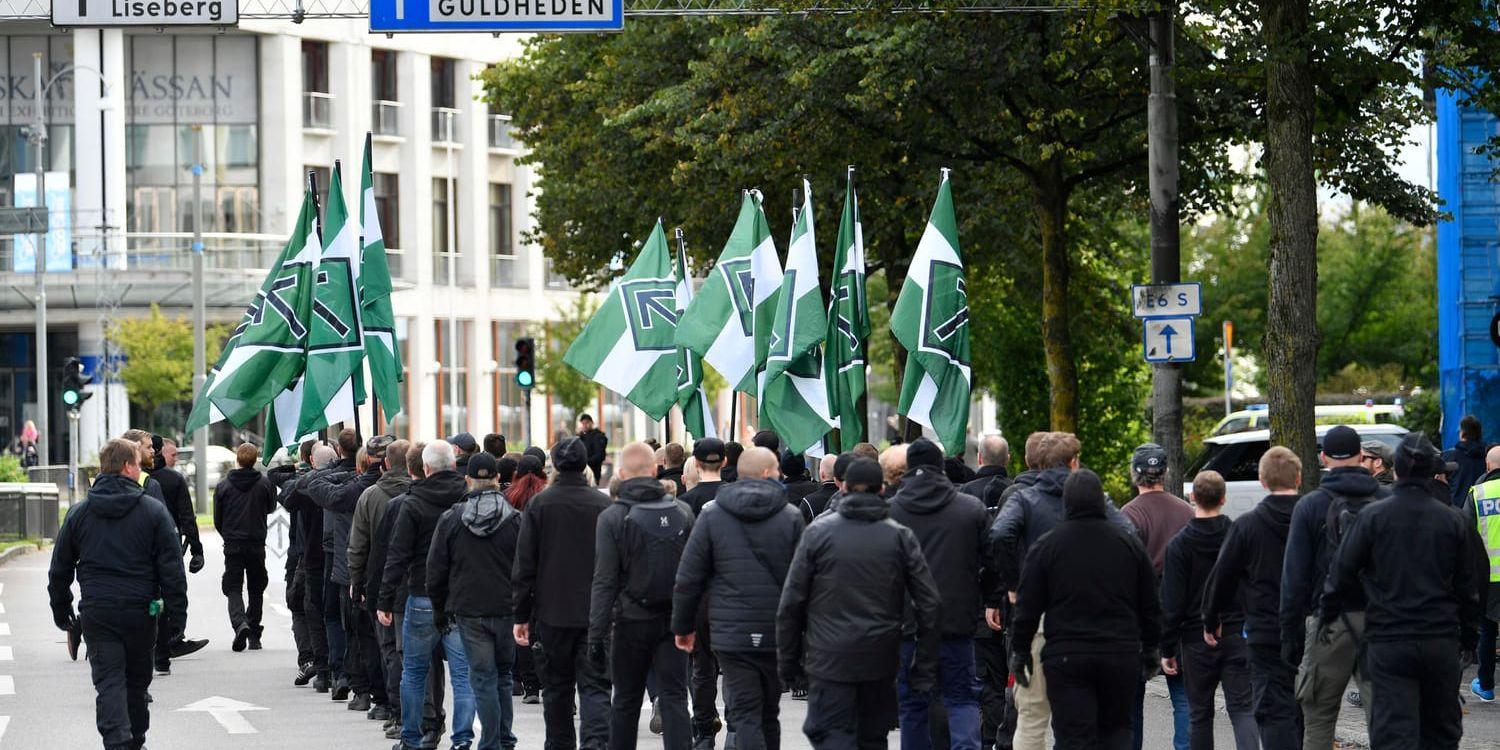 Förvaltningsrätten i Göteborg har beslutat att drastiskt korta Nordiska motståndsrörelsens demonstrationsväg den 30 september. Bilden är från NMR:s tillståndslösa demonstration i Göteborg den 17 september.