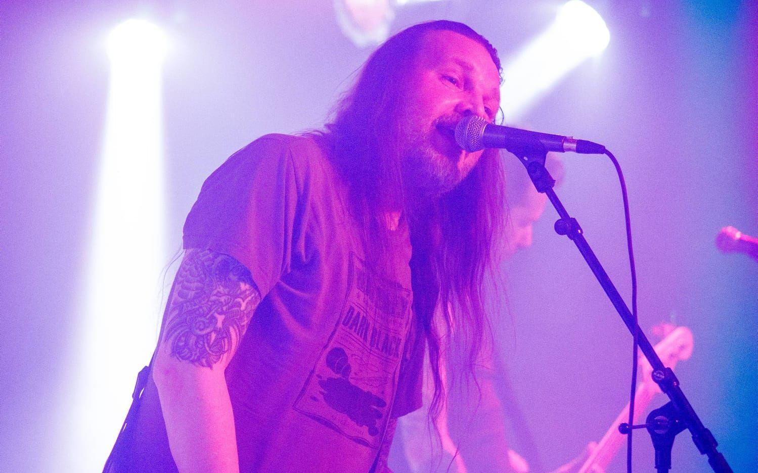 Frontman. Mikael "Ulke" Andersson är den som skrivit de flesta av bandets låtar.
