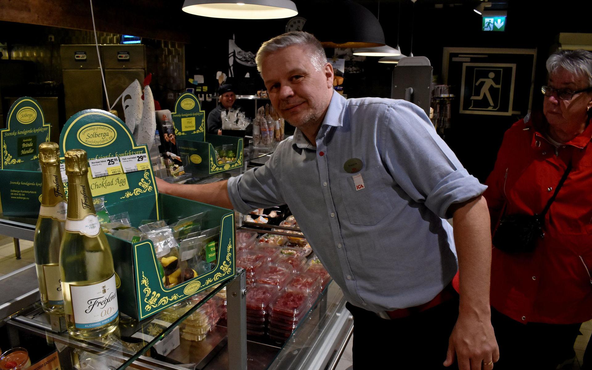 Fredrik Engström är butikschef på Ica Supermarket i Ljungskile och märker inte någon vegotrend under påsken. Snarare håller man sig till det traditionella påskbordet.