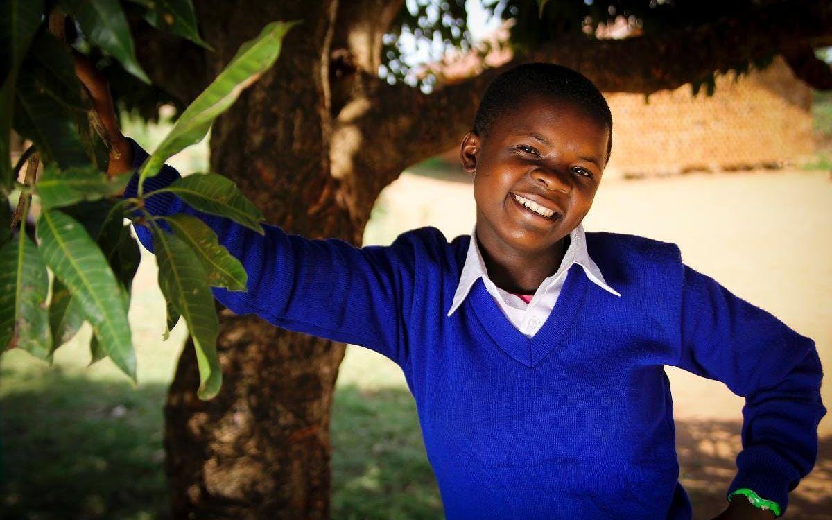 Träden ger liv. Evodia Novati i Tanzania är ett av alla barn som just nu drabbas av torkan i östra Afrika. Skänk bort panten i påsk och bidra till att plantera träd som ger barn styrka i klimatkampen, skriver artikelförfattarna.
