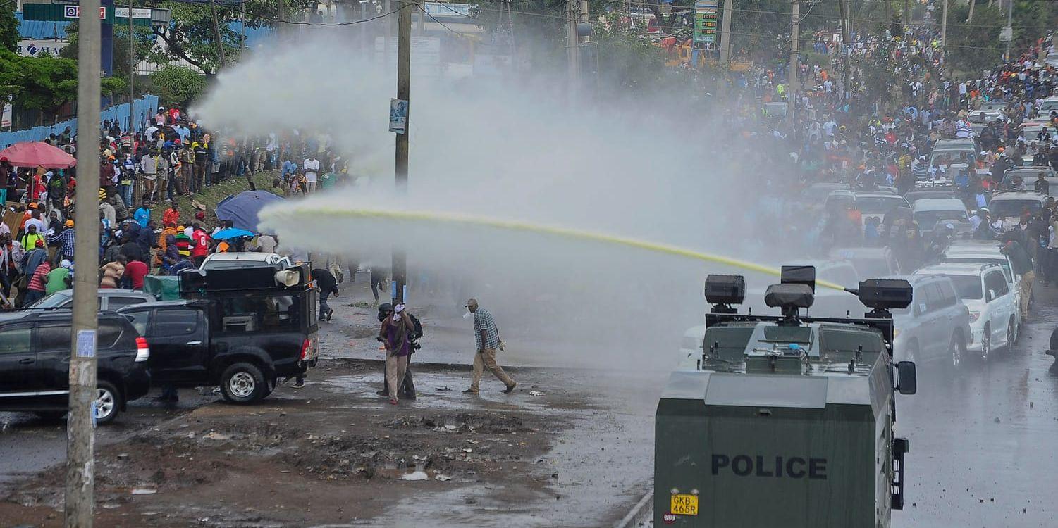 Oppositionsanhängare möttes med vattenkanoner och tårgas i Kenya.