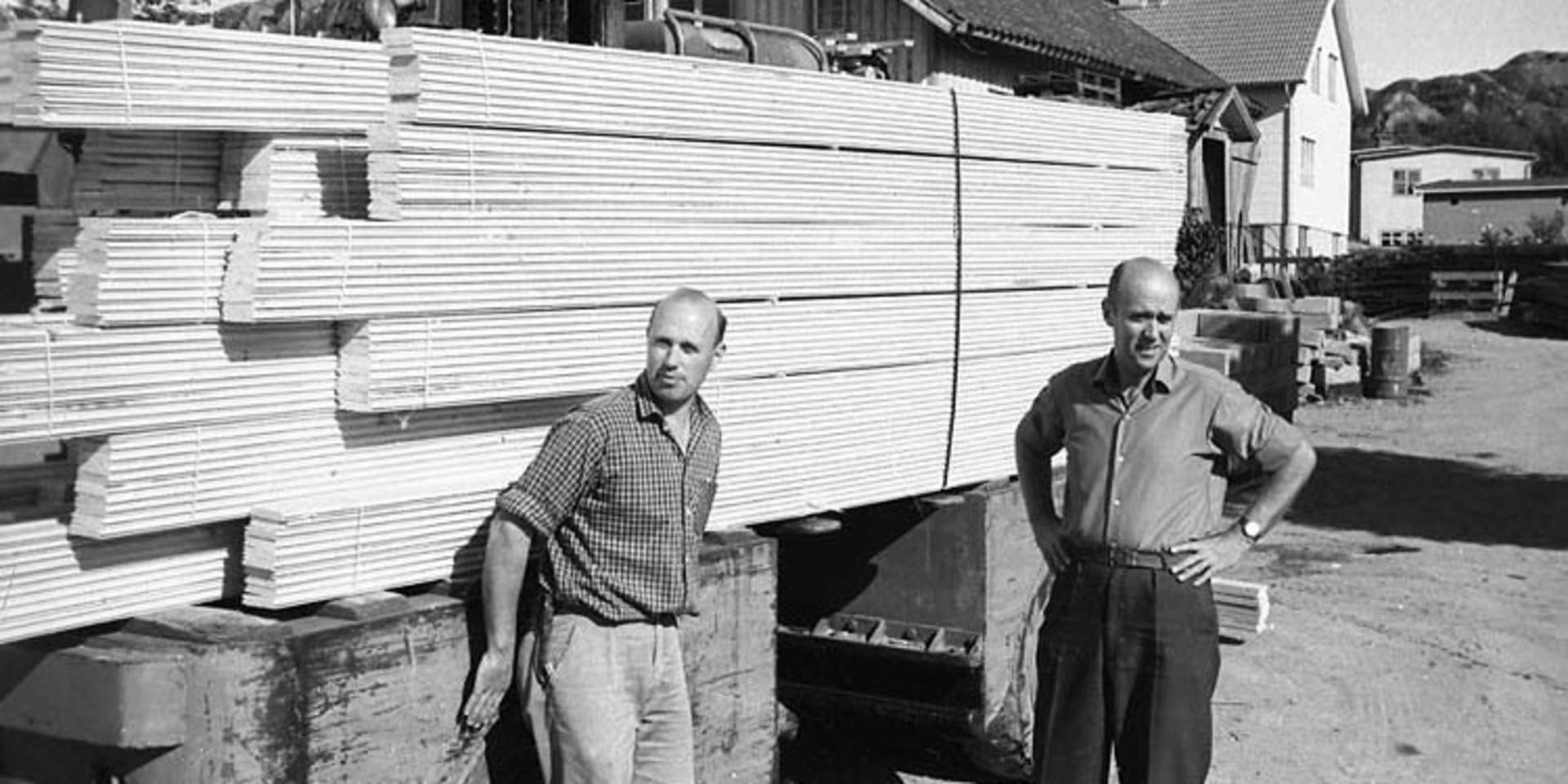 Bröderna Gustafsson i Bovallstrand vid snickerifabriken någon gång under 1950- eller 60-talet. 
