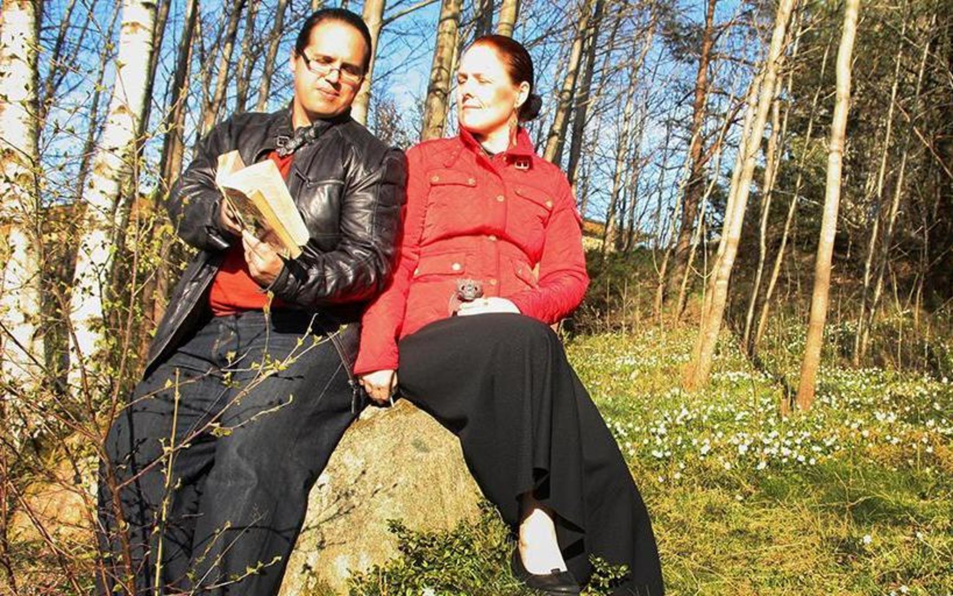 Elio Garcia och Linda Antonsson hemma i skogsbrynet i Nödinge.