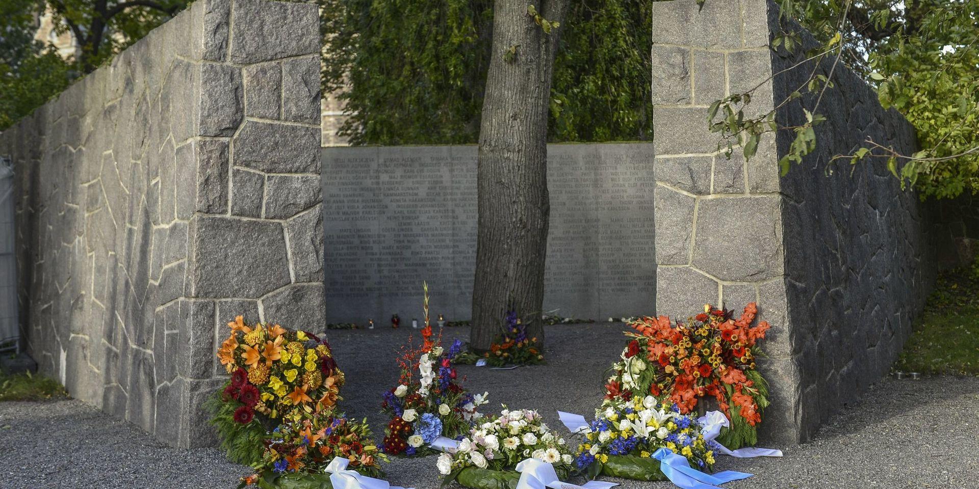 Det officiella svenska Estoniamonumentet ligger intill Galärvarvskyrkogården på Djurgården. Monumentet av den polske skulptören Mirosław Bałka invigdes 1997 på treårsdagen av katastrofen. Det är utfört i ljus granit och har inskriptioner med namn på offer. Arkivbild