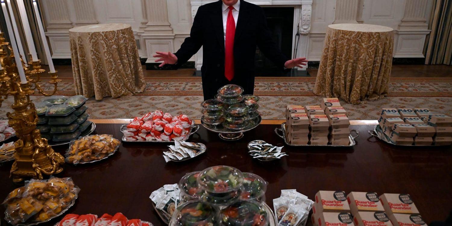 Donald Trump bjuder på snabbmatsbuffé.