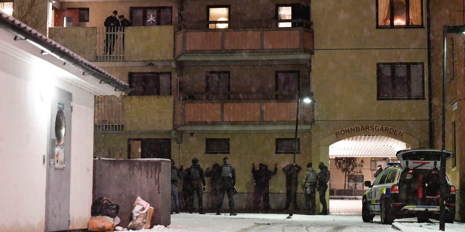 En man sköts till döds i ett flerfamiljshus i Enskede i södra Stockholm i helgen. Händelsen innebär att fler personer har skjutits till döds i år än förra året.