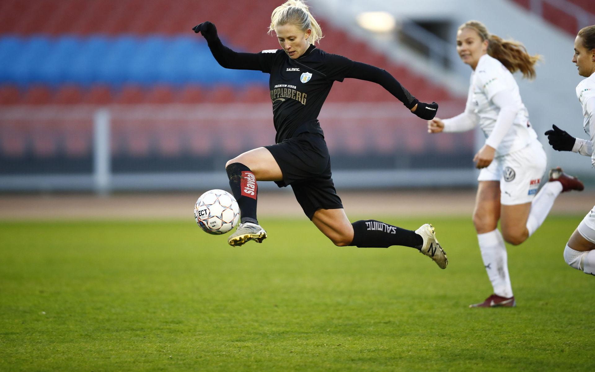 Rebecka Blomqvist på väg att göra 3-2 målet