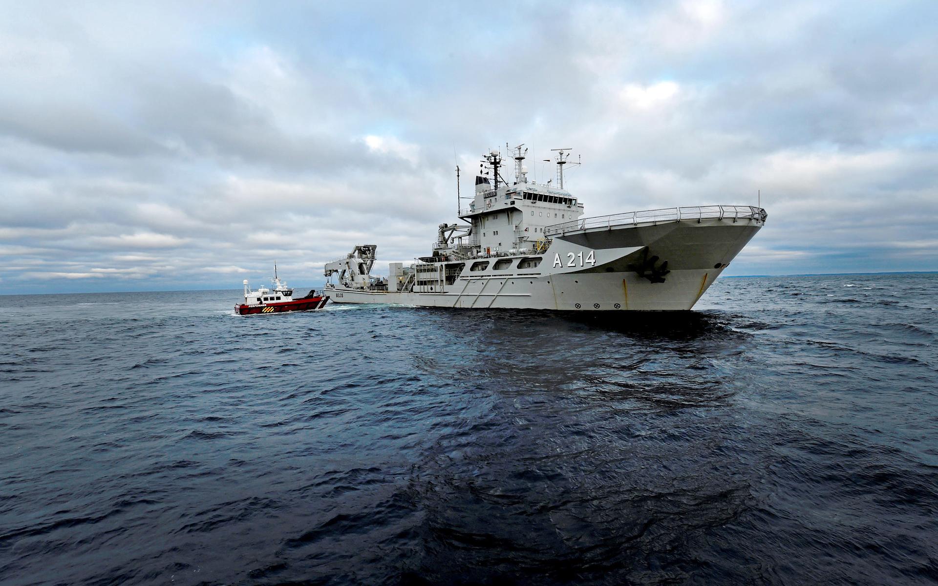 HMS Belos är marinens största fartyg. Hon är 104 meter lång,  seglar med en 35 personer starkt besättning och är specialbyggd för att rädda u-båtar i nöd