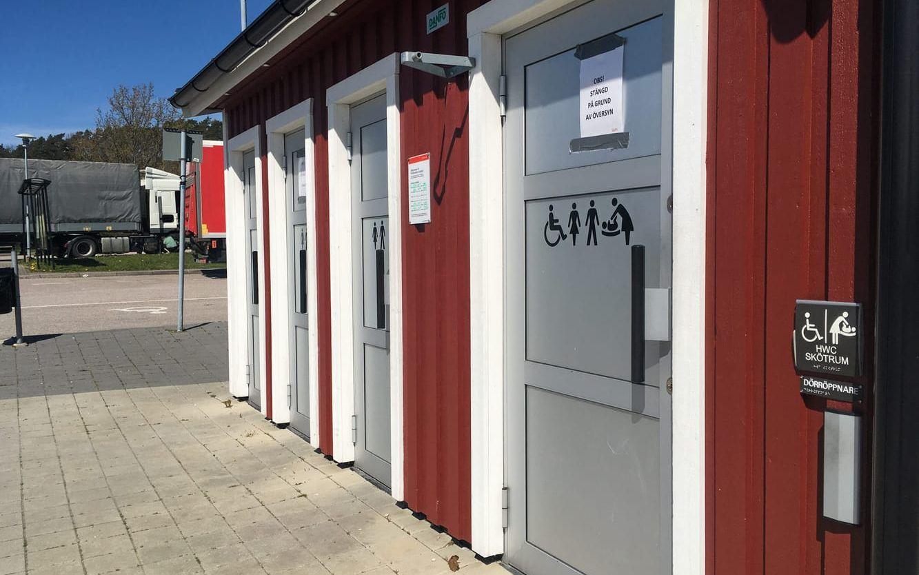 Alla toaletter har stängts av på rastplatsen vid E6. Foto: Ulf Blomgren.