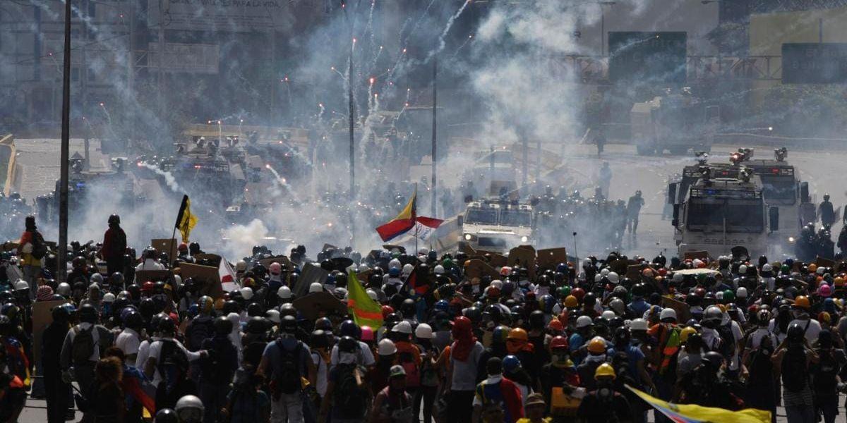 Tårgas. Polisen skjuter mot demonstranter i Caracas, Venezuela.