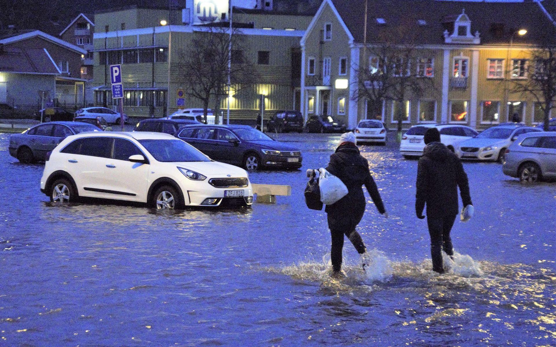 Bilister fick plaska i högt vatten för att komma åt sina bilar på Kampenhof.