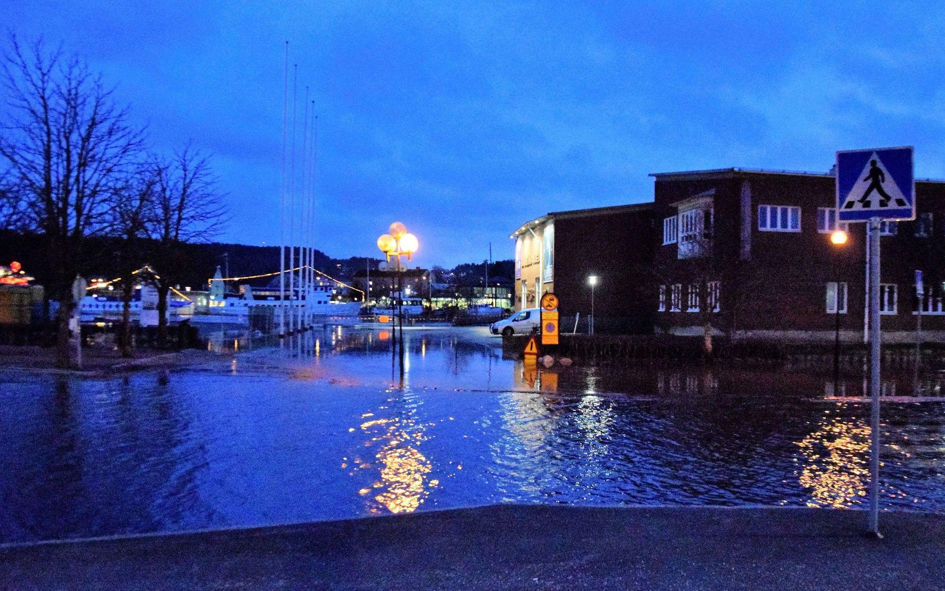 Bohusläns museum var omgivet av vatten framåt kvällen.