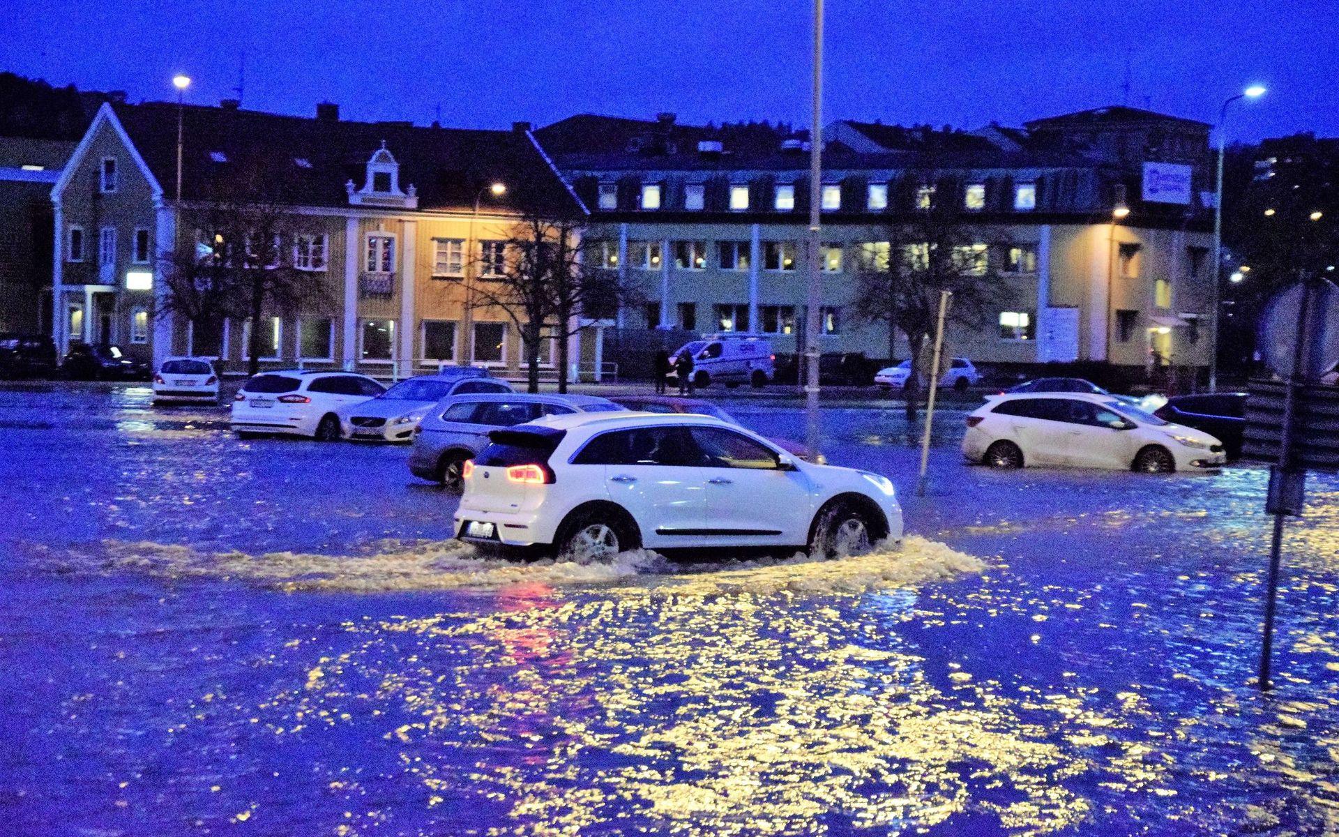 Trots högt vatten lyckades bilister orientera sig på Kampenhof. 