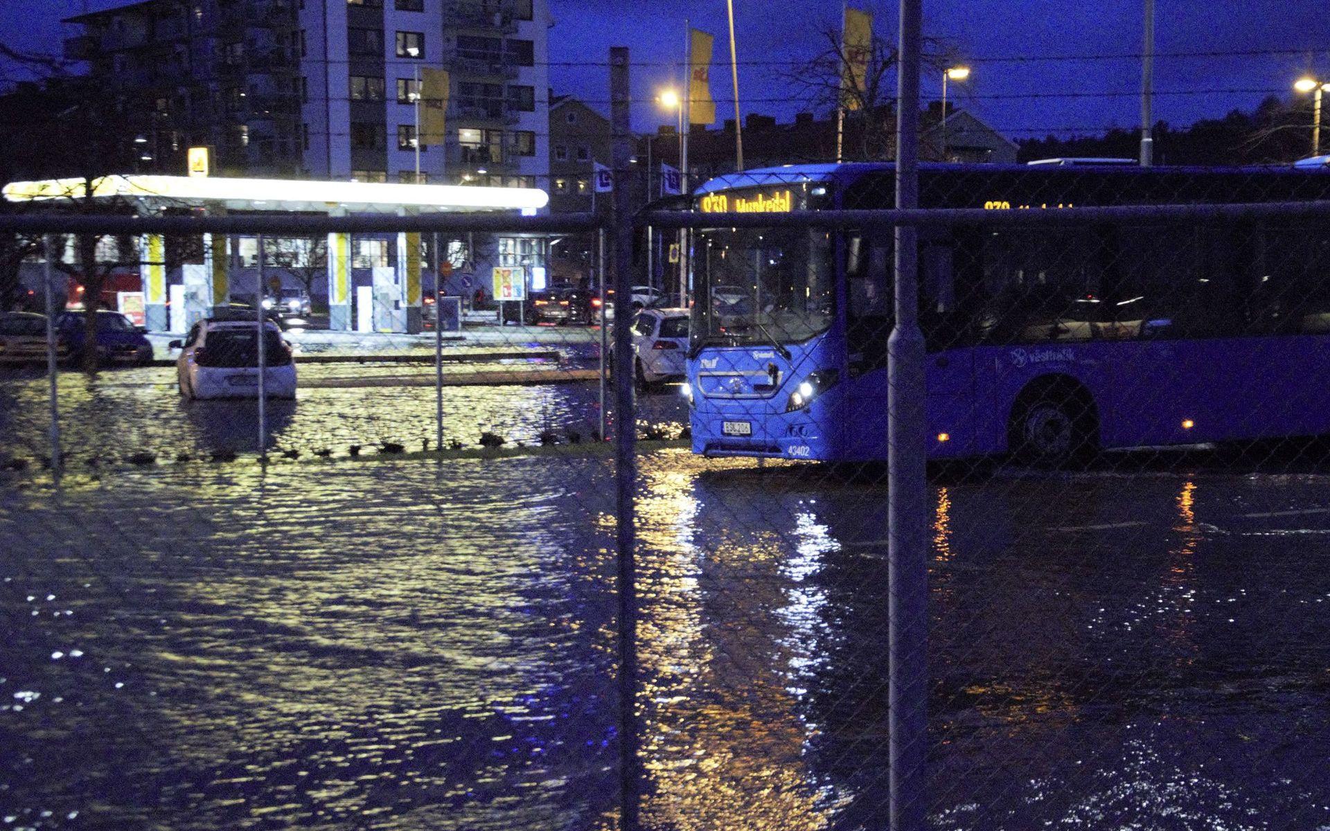 Vattnet stod högt ända in på bussterminalens område.