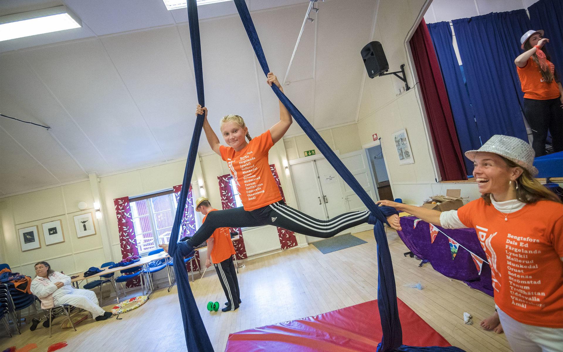 Någon som fattat tycke för cirkuskonsten är Linn Alm, 12 år. Hon vill gärna fortsätta med konsterna i framtiden.