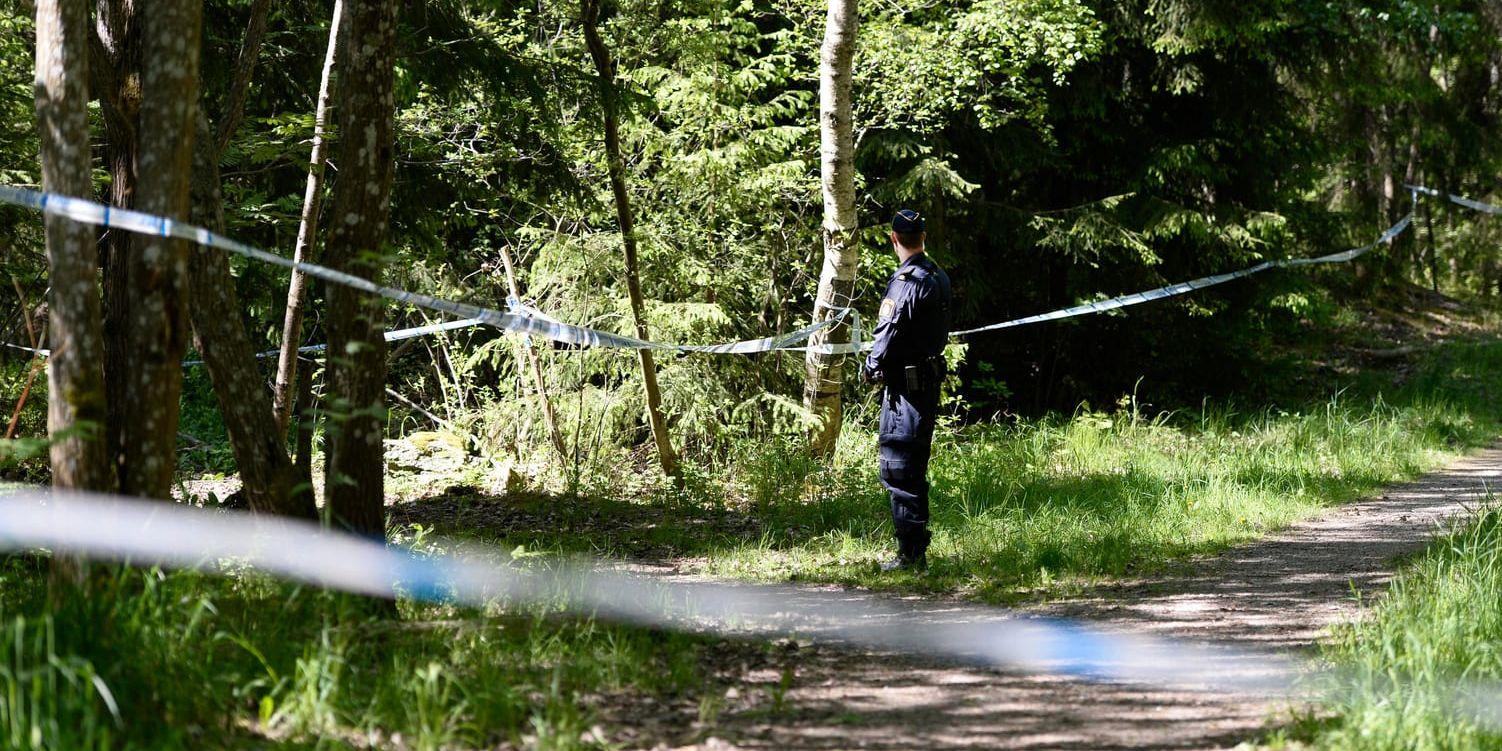 Avspärrningar i skogspartiet i Hökarängen, efter det att kvinnan hittats död där i maj 2016. Nu inleds förhandlingen i tingsrätten mot hennes make, som åtalats för mord.
