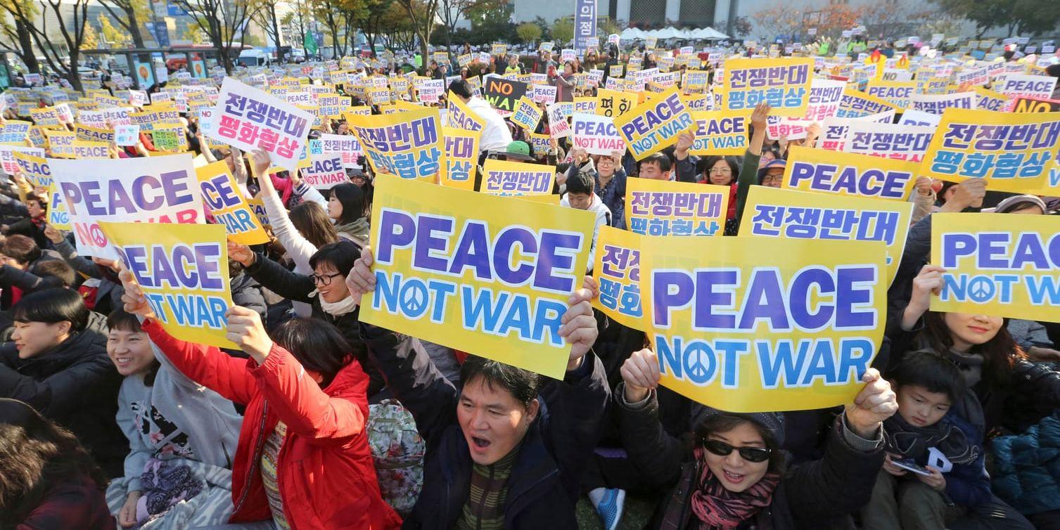 "Fred – inte krig" är budskapet i den här demonstrationen som nyligen ägde rum i Sydkorea, där grannlandets robottester skapar oro.