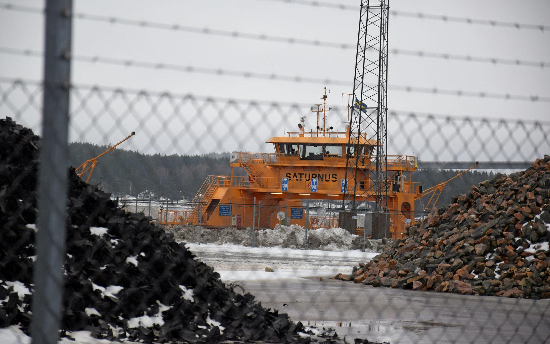 Plötsligt dök den stora bilfärjan upp och hyrd kajplats av Uddevalla hamn