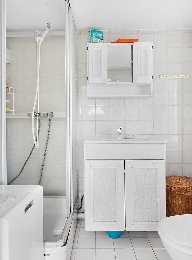 Helkaklat badrum med dusch och tvättmaskin. Foto: Johan Johansson/U-Town. Fastighetsbyrån.