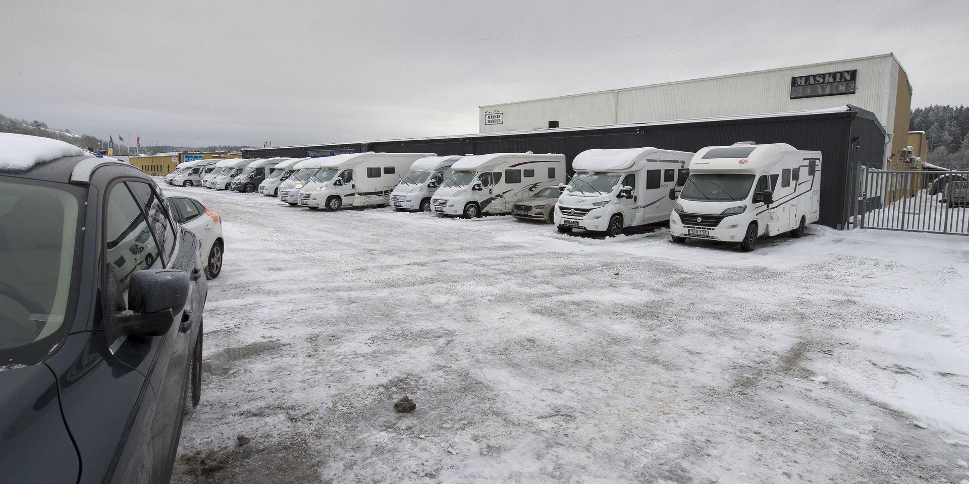 Ett 15-tal husbilar står uppställda intill Kurödsvägen i väntan på att få komma in i nya lokaler.
