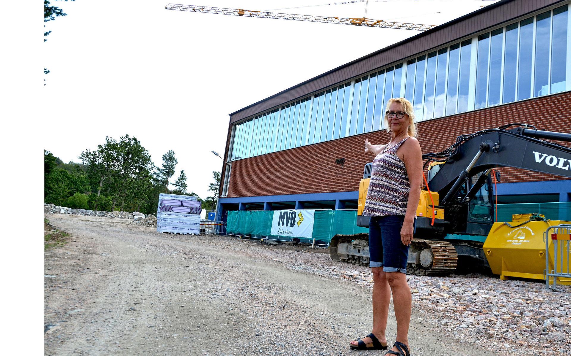 Även gymnastiksalen ska byggas ut. &quot;Här borta har de sprängt för att få plats med en till sal&quot;, berättar Tina Antonsson.