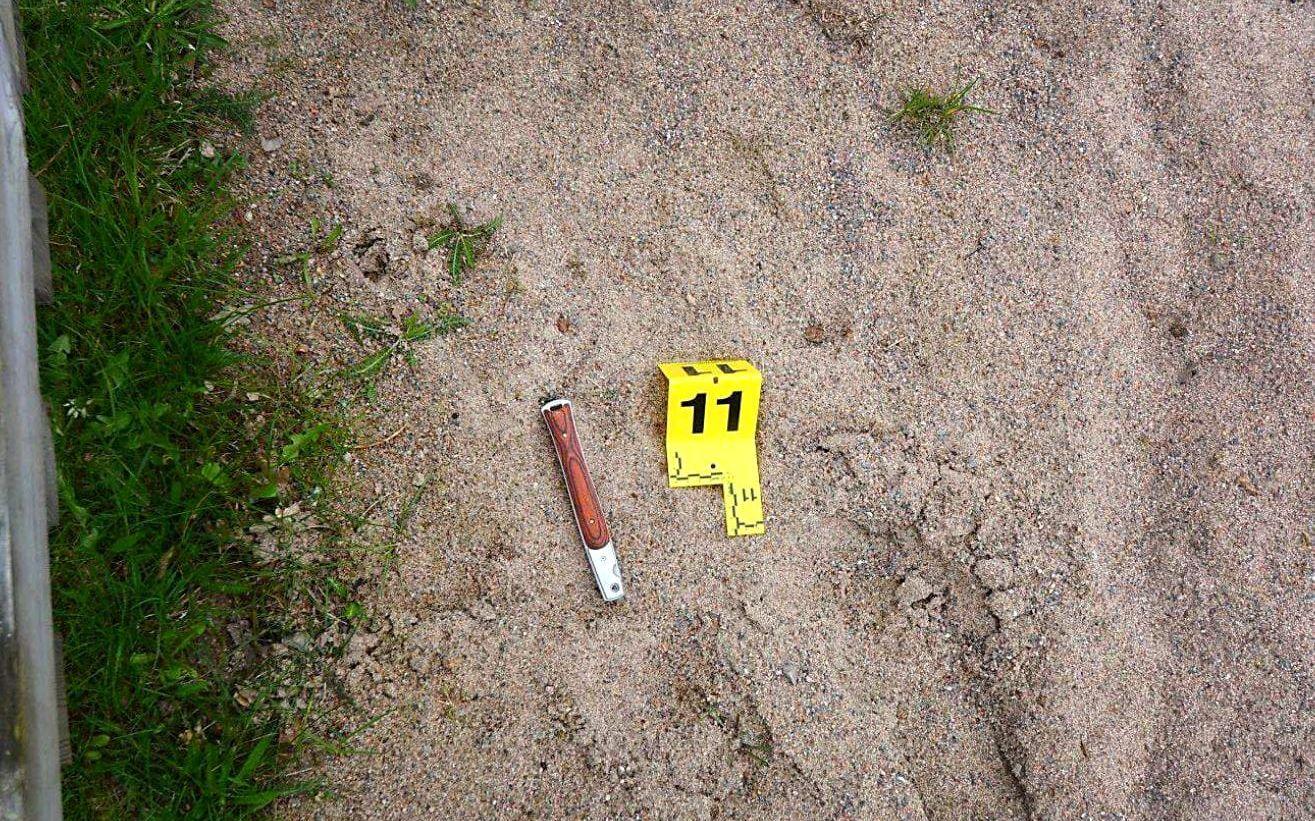 Knivskaftet låg i sanden på lekplatsen. Foto: Polisen