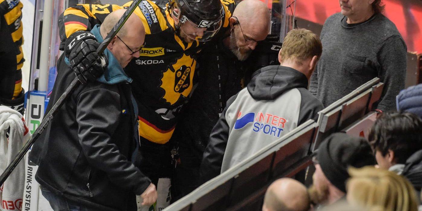 Skellefteås lagkapten Jimmie Ericsson hjälps av isen i derbyt mot Luleå. Förmodligen har han spelat färdigt för säsongen.