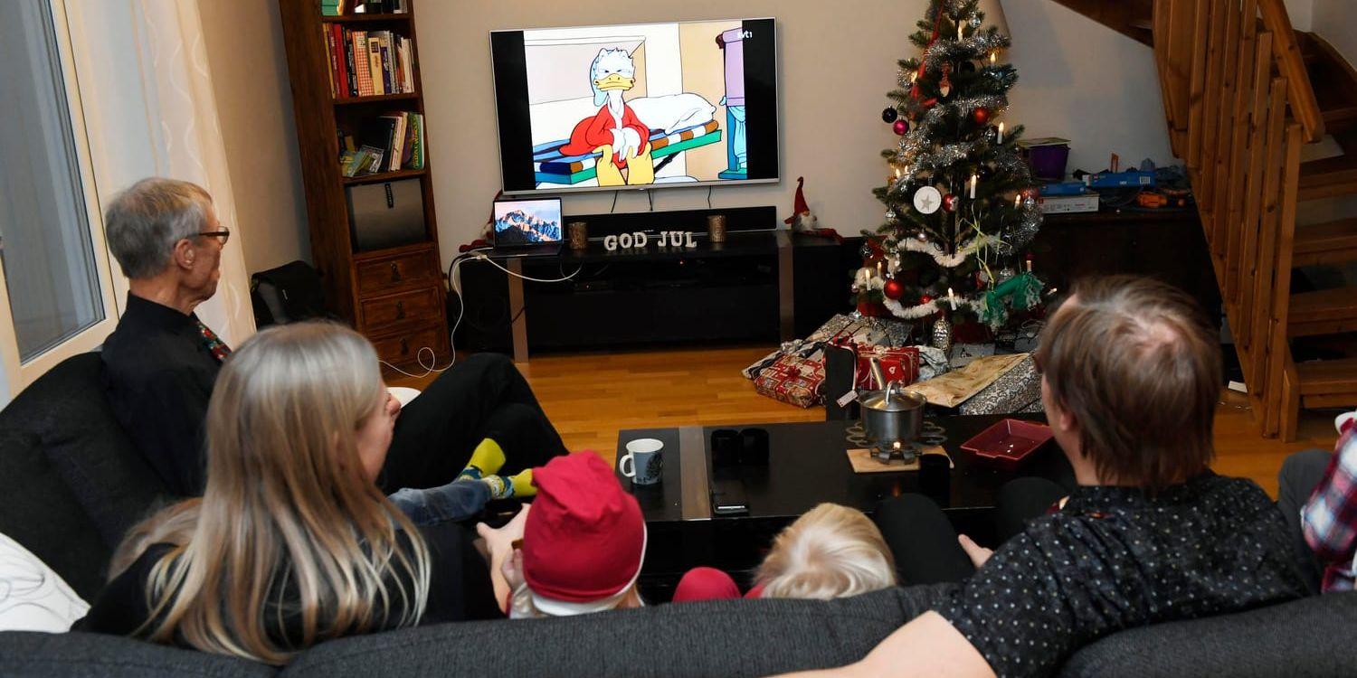 En familj tittar på "Kalle Anka och hans vänner önskar god jul" som traditionsenligt sänds kl 15.00 på julafton.