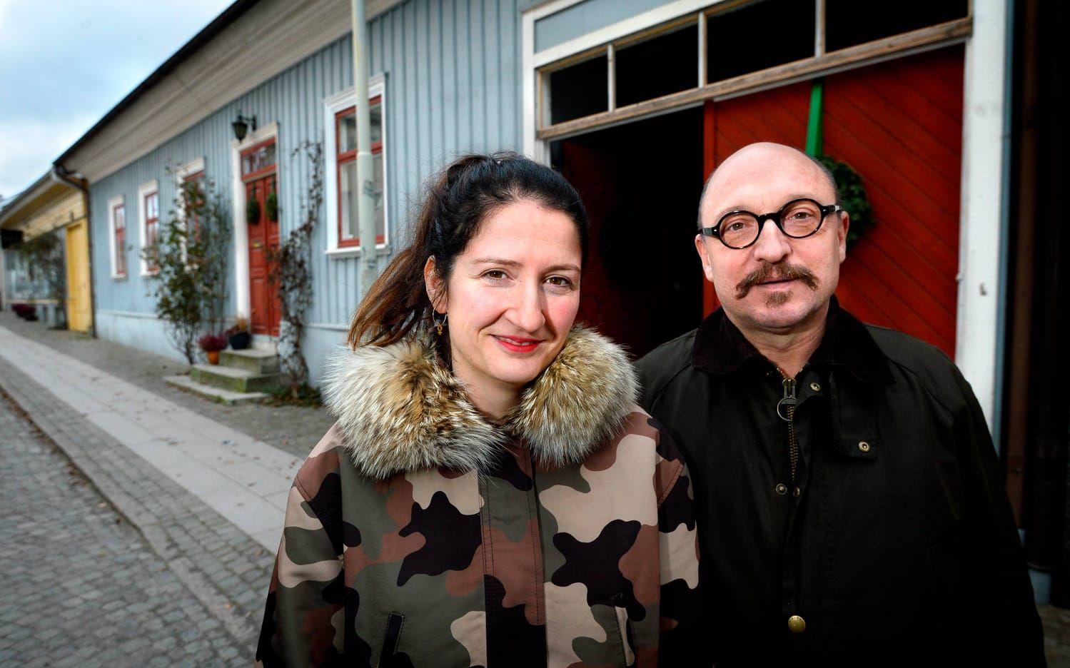 På Bäckgatan. Här bor Alexandra Runemalm och hennes man Tommy Landén. Häng med på husvisning.