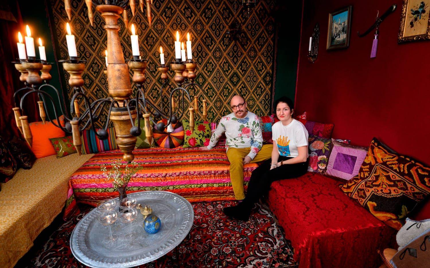 Marockanska rummet. Tommy och Alexandra tycker om att mysa i rummet som de inrett med mycket textilier och varma färger.