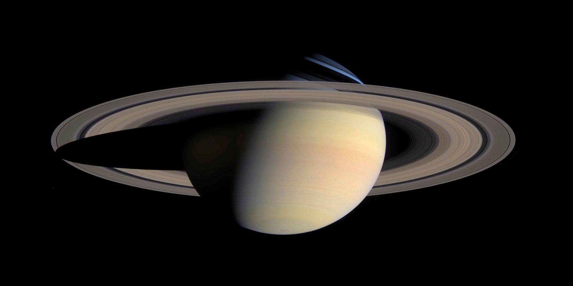 En av Cassinis bilder av Saturnus, tagen 2004. De första resultaten från sonden kommer från det svenska mätinstrument som följde med. Arkivbild.