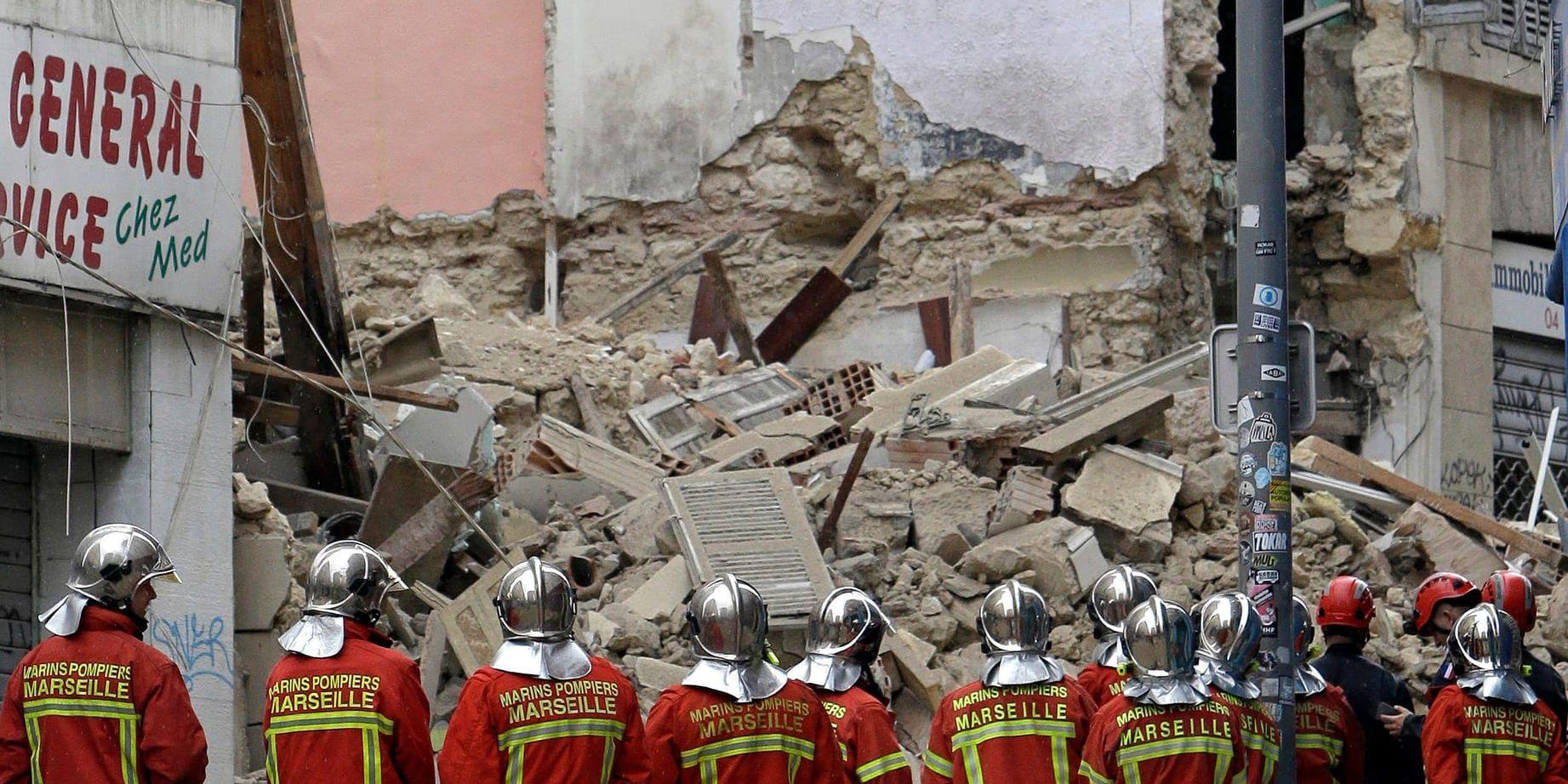 Räddningsarbetare på den gata i Marseille i södra Frankrike där tre byggnader kollapsade i måndags.