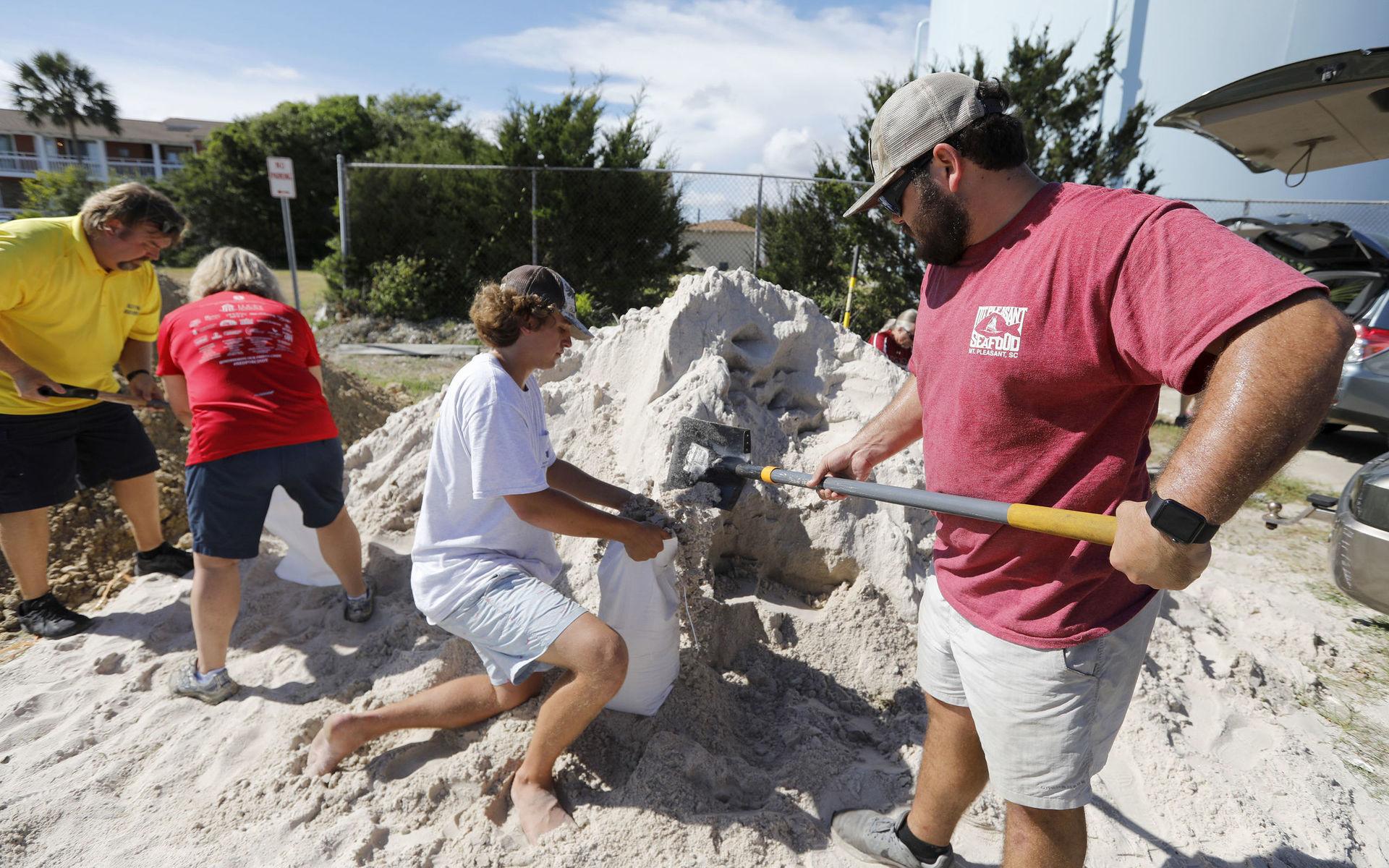  I Isle of Palms ger staden bort gratis sand för de boende att fylla i påsar för att skydda sig mot höga vattenflöden.