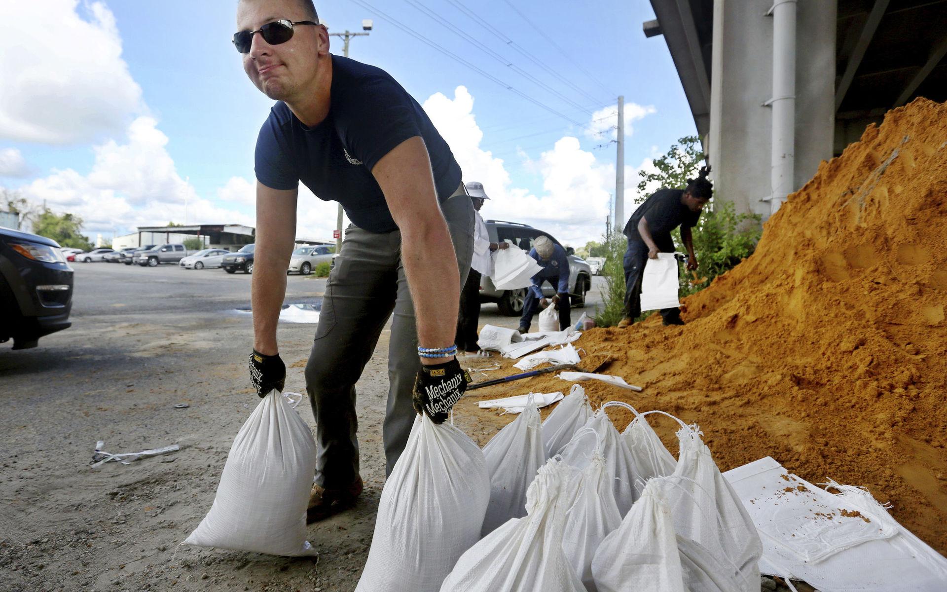  I Isle of Palms ger staden bort gratis sand för de boende att fylla i påsar för att skydda sig mot höga vattenflöden.
