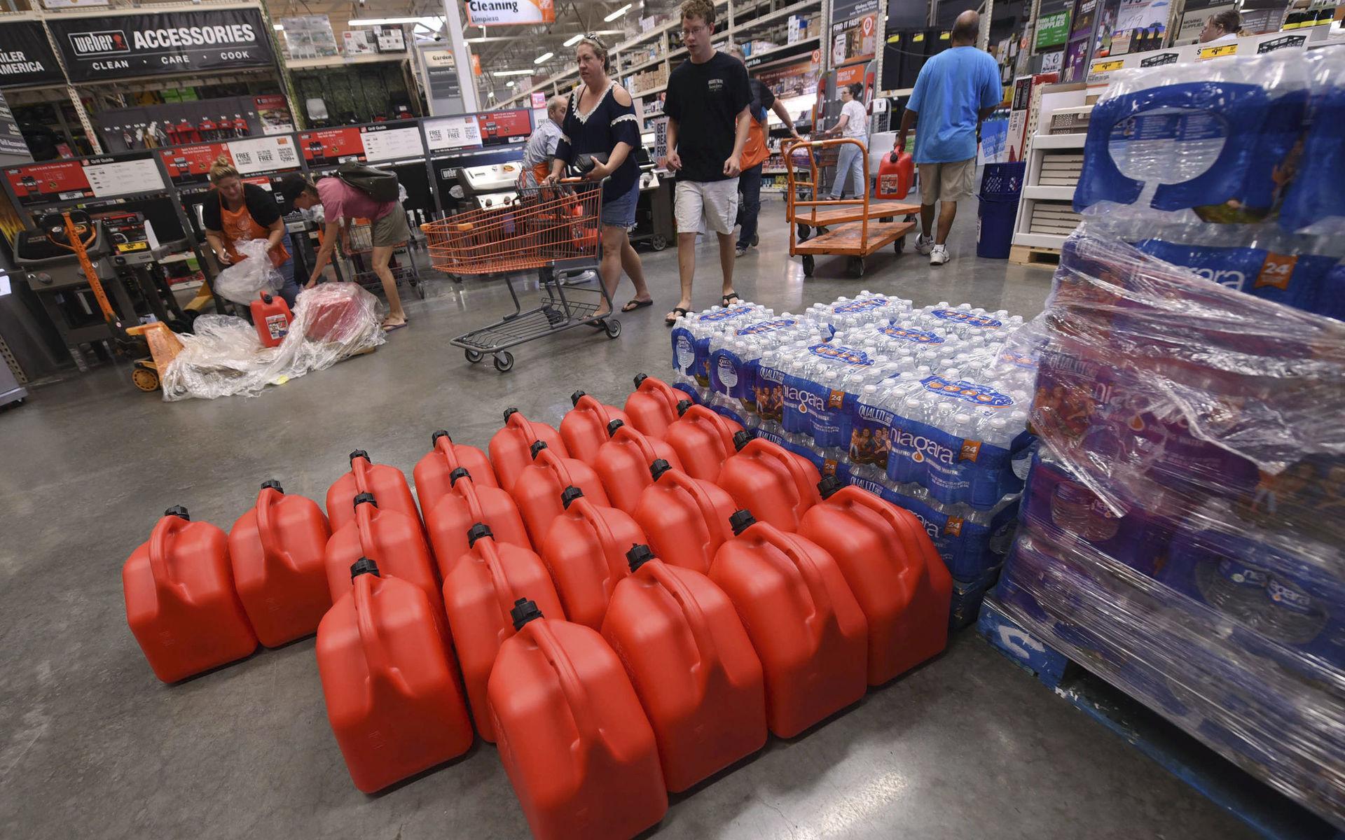 Vatten och andra nödvändigheter går åt på Home Depot i Wilmington.