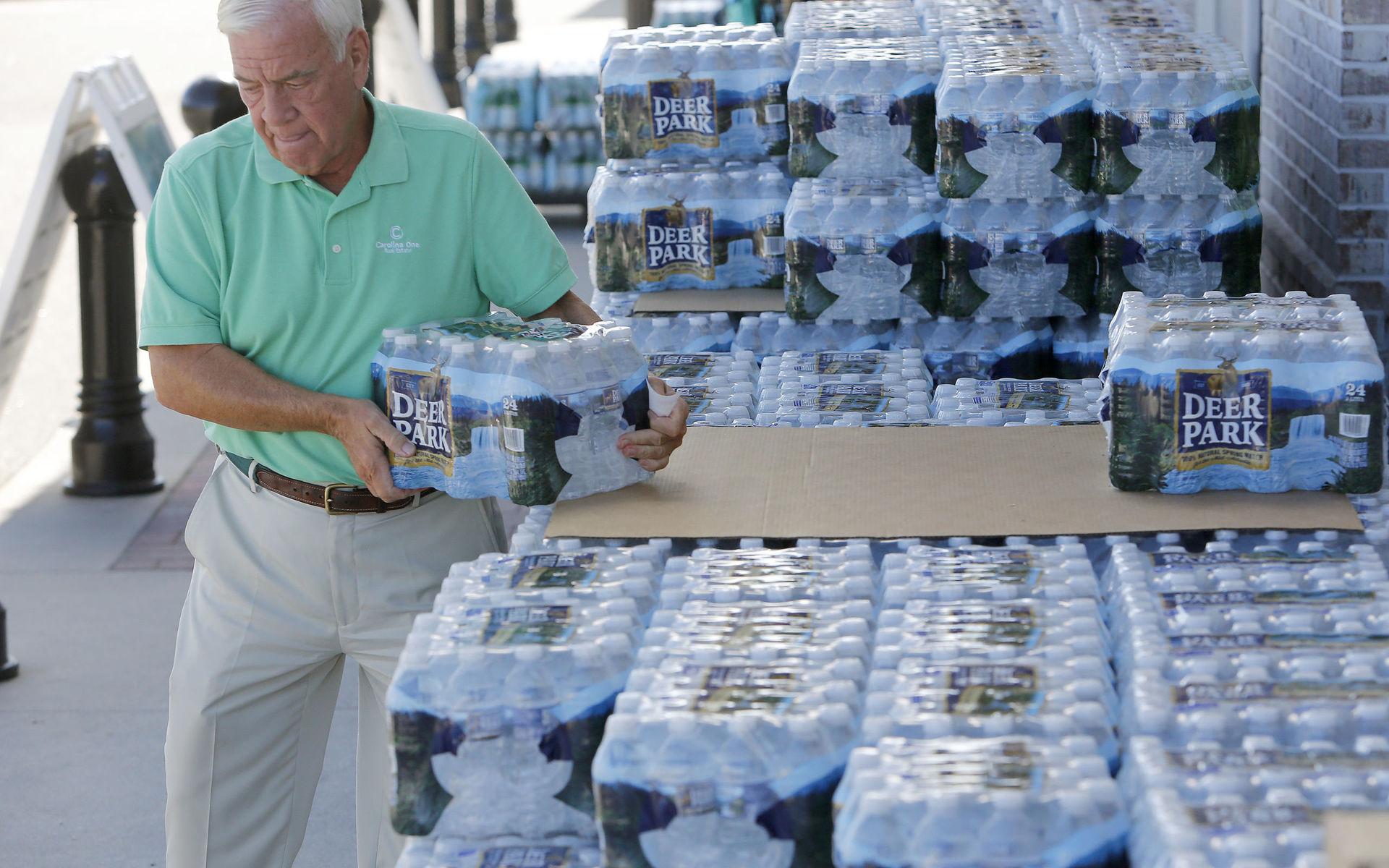 Vatten och andra nödvändigheter går åt på Home Depot i Wilmington.