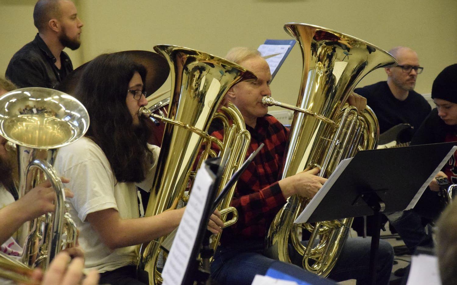 Fioler, trumpeter, tromboner och saxofoner ska överensstämma med sången. Foto: Malin Rindvik