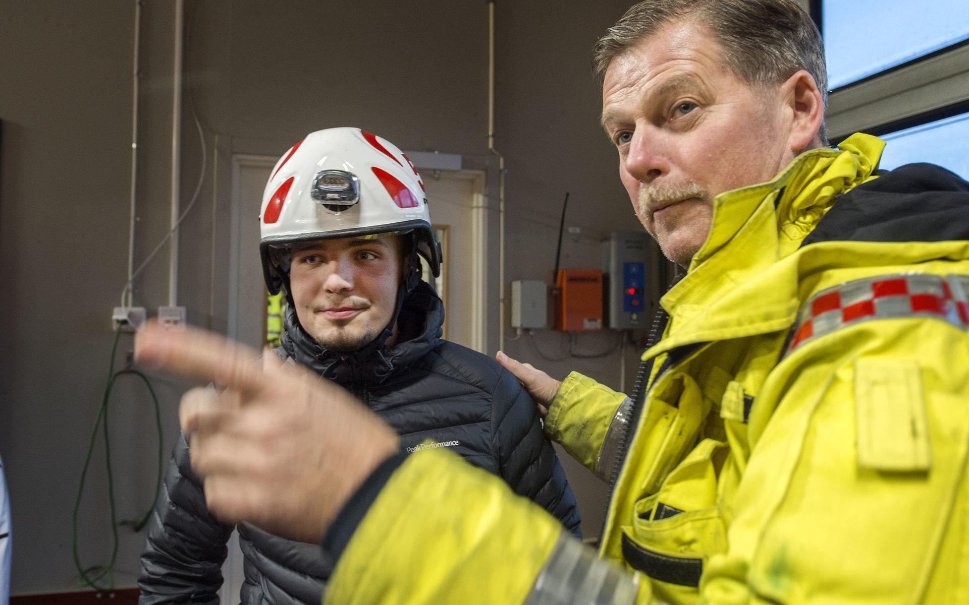 Janne Olsson vill visa brandbilen för Rasmus Hansson som är vårdbiträde på Herrestad hemtjänst.