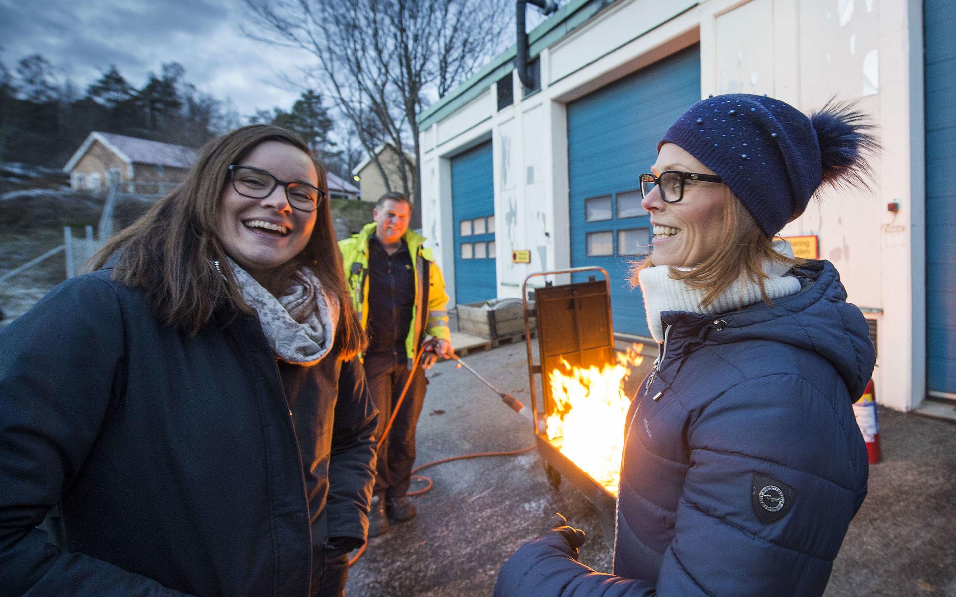 Linda Hjelmäng, enhetschef Herrestad hemtjänst och Lena Holm, enhetschef Åsem hemtjänst är med under utbildningen. 
