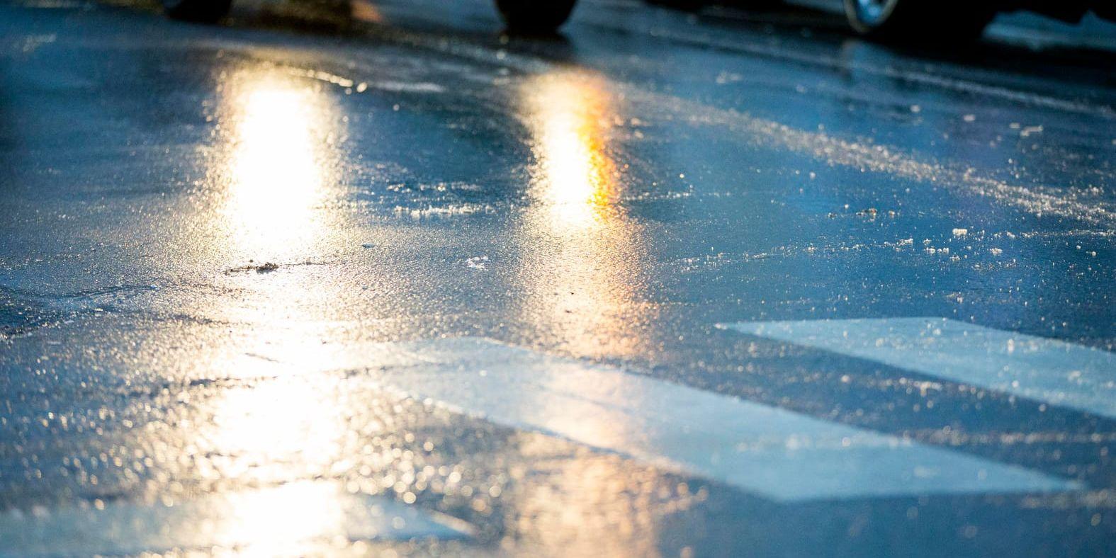 Regn på kalla vägbanor ger blixthalka. Arkivbild.