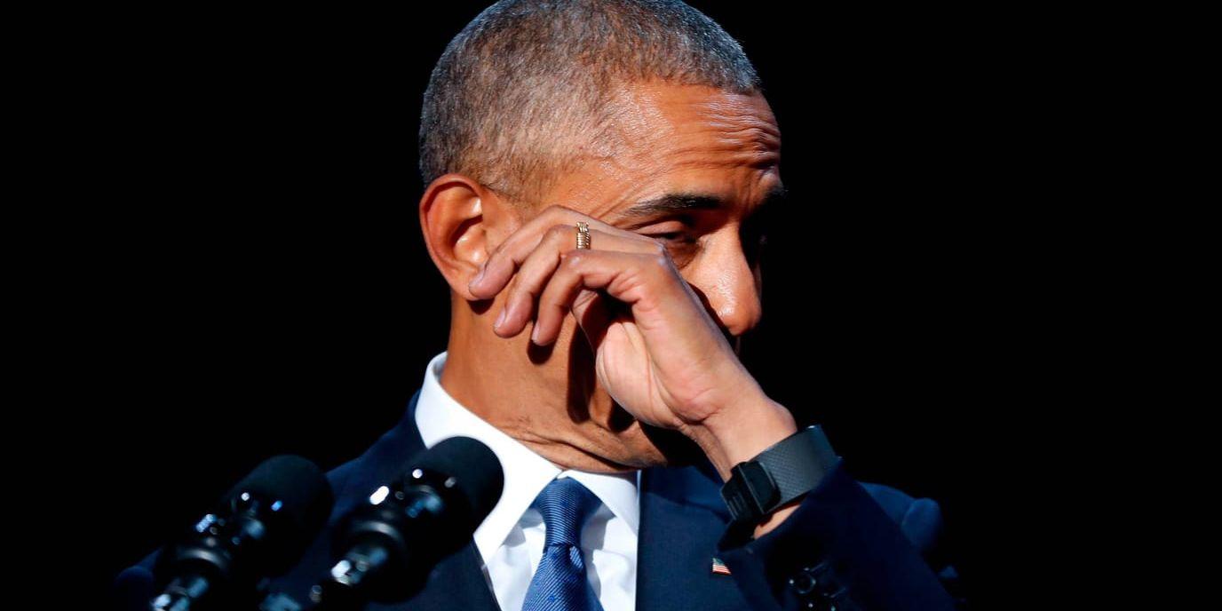President Barack Obama torkar en tår under sitt farvältal.